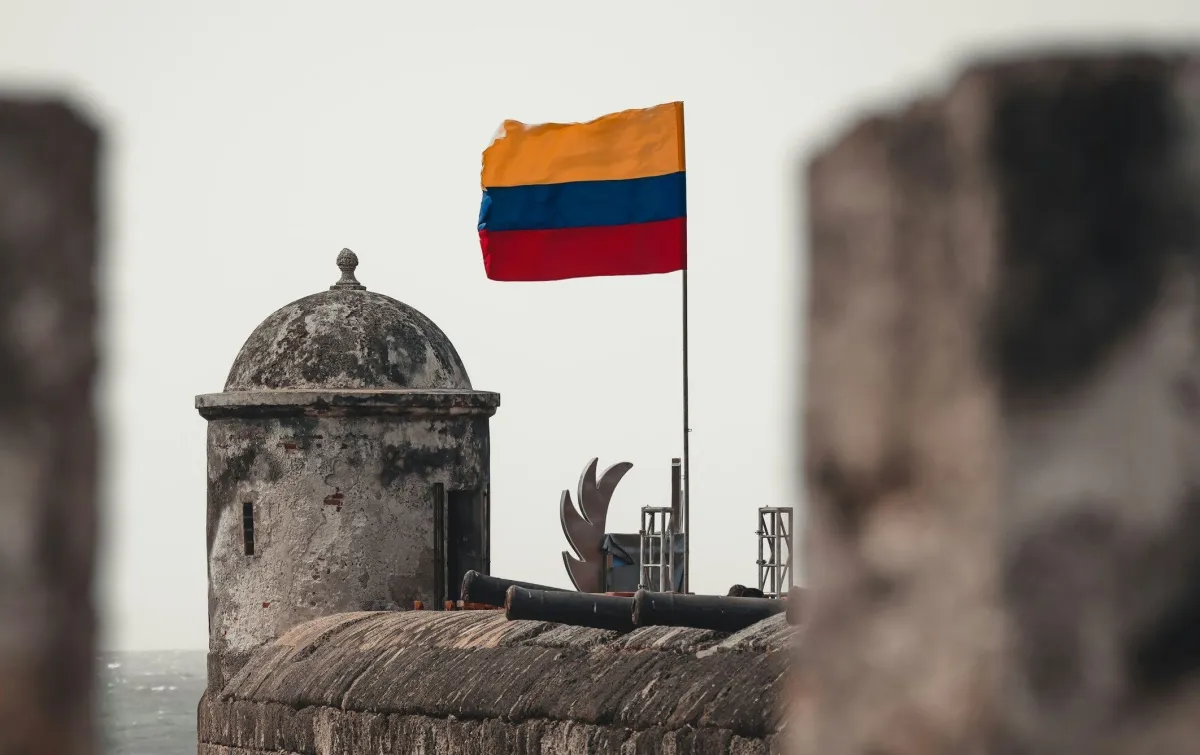 Congresso colombiano aprova orçamento de 2027 diante de crise fiscal